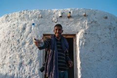 Un ingénieur construit des maisons à partir de bouteilles en plastique pour les réfugiés