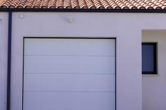 Une porte de garage