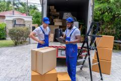 Entreprise de déménagement avec deux hommes devant leur camion.