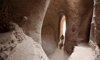Un artiste sculpte des grottes dans le désert... le résultat est extraordinaire !