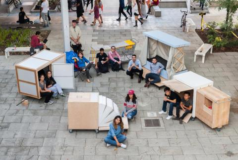 A Los Angeles, des étudiants créent des mini-maisons pour les sans-abris
