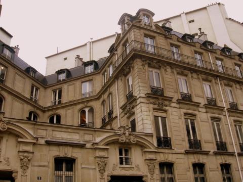 A Paris, les grands appartements se vendent moins 