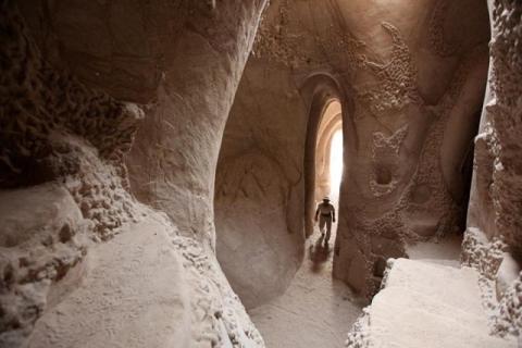 Un artiste sculpte des grottes dans le désert... le résultat est extraordinaire !