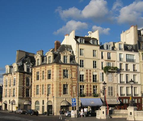 La maire de Paris, Anne Hidalgo, veut surélever les immeubles parisiens