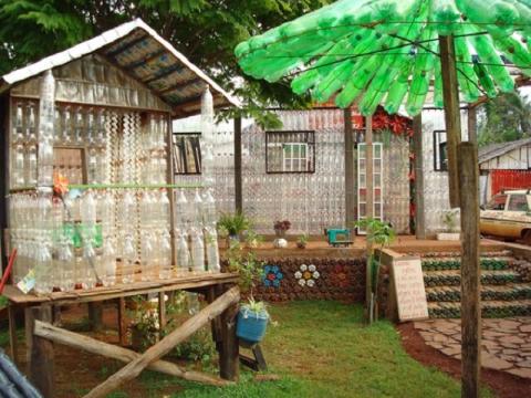Recyclage : des maisons incroyables construites avec des bouteilles en plastique