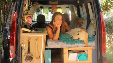 Elle transforme sa camionnette pour parcourir l'Europe avec son chien