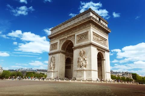 Les Champs-Élysées, une adresse prestigieuse qui attire les acheteurs fortunés