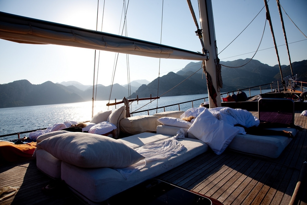  Un lit installé sur le pont d'un bateau à voiles ©Pinterest