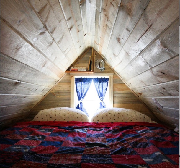Un lit situé sous les toits ©Pinterest