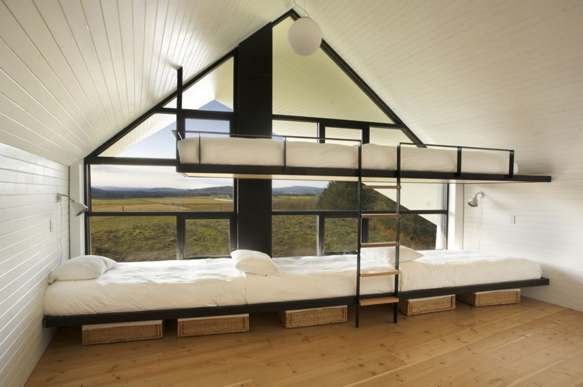 Un loft dont l'une des parois vitrées est garnie de lits top design ©Pinterest