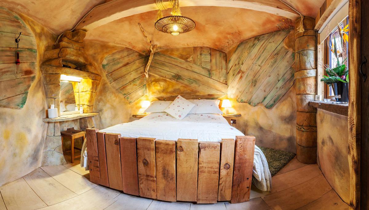 Un lit en bois installé dans une chambre dont on dirait qu'elle est sitiée à l'intérieur d'un arbre ©Pinterest