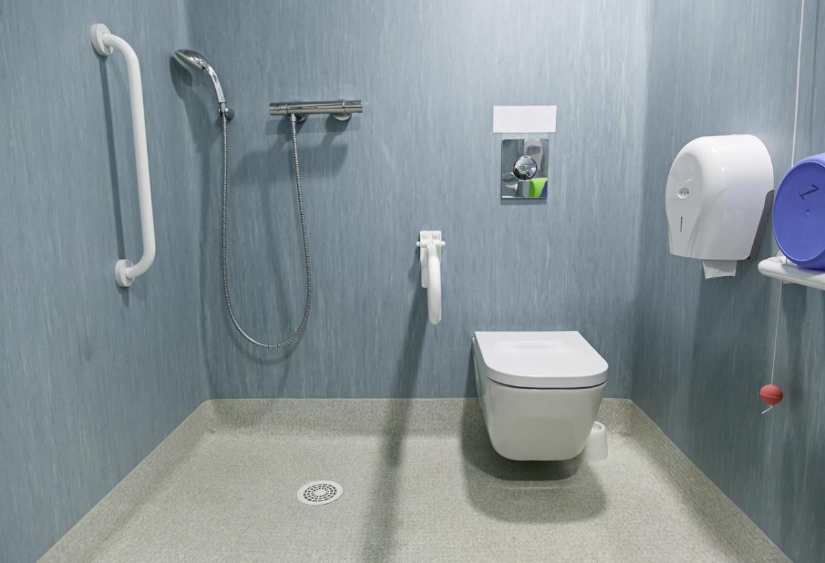 Salle de bains adaptée pour les personnes âgées. © esebene