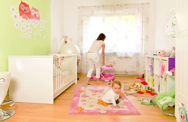 Chambre de bébé avec tapis © Jürgen Fälchle - Fotolia