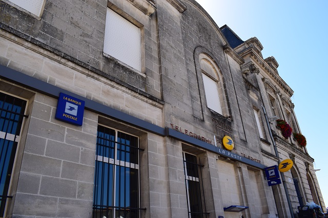La poste de Coutras en Gironde