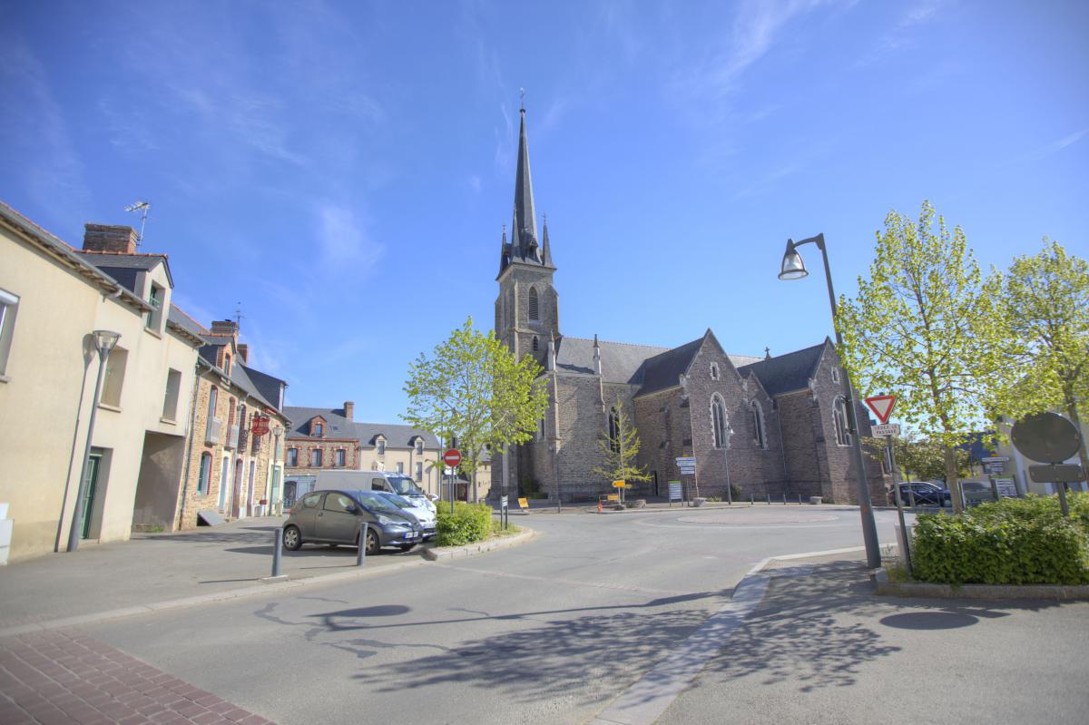 Place de l'église à Saint Erblon