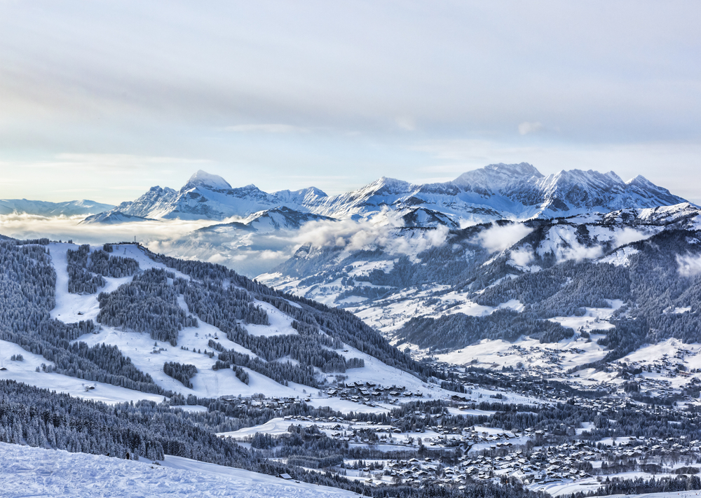Panorama sur la chaîne des Aravis et sur le massif du Mont-Blanc. © Radu Razvan