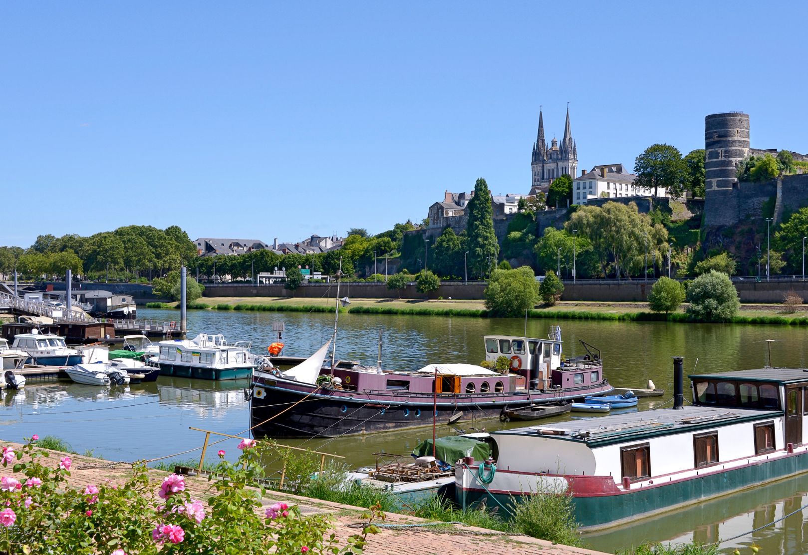 Fleuve et bateaux à Angers.