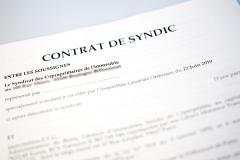 Sans mandat valable, le syndic n’a pas le pouvoir de convoquer une assemblée générale. © Nathan Alliard Que vaut une assemblée générale convoquée par un syndic dont le mandat a expiré ?