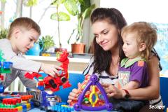 Le fait de garder des enfants, en qualité d'assistante maternelle, moyennant rémunération, nest pas assimilable à une activité commerciale. © ksi Vous êtes assistante maternelle, pouvez-vous exercer votre activité dans des lieux loués ?