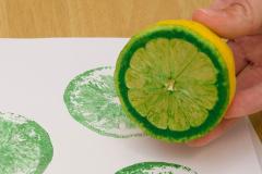 Utiliser un demi-citron est une idée originale pour repeindre des murs. © homesthetics.net Idées déco : 10 astuces « maison » pour donner vie à vos murs blancs