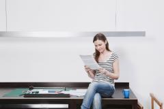 Pour une assemblée générale ordinaire, les copropriétaires sont prévenus, par lettre recommandée, au minimum 21 jours avant la date prévue. © Westend61 Assemblée générale de copropriété : quand êtes-vous prévenu ?