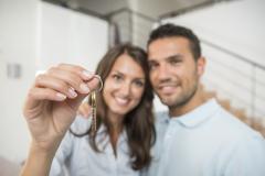 La loi prévoit les mêmes droits pour les conjoints sous certaines conditions. © gomita Quels sont les droits de votre conjoint lorsque vous signez seul un bail de location ?