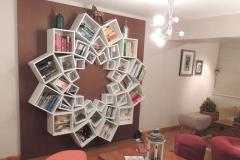 Une étagère en forme de rosace. Pas très pratique mais super classe ! © apartmenttherapy.com 15 étagères originales qui rendront votre intérieur unique !
