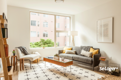 Même si vous êtes propriétaire, une autorisation de la mairie peut être nécessaire avant de louer votre logement. © Leslie Faut-il une autorisation de la mairie pour louer son logement ?