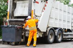 À qui de payer la taxe sur l'enlèvement des ordures ménagères ? Au propriétaire ou à son locataire ? ©Kadmy - Fotolia Taxe sur les ordures ménagères : qui paye ? Le propriétaire ou le locataire ?