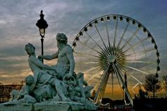 Paris : un hôtel dans une grande roue, installé sur la Seine ?