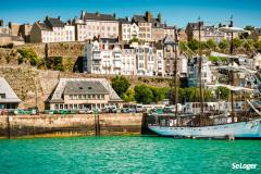 La Normandie attire de plus en plus d’acquéreurs à la recherche d’un cadre de vie verdoyant près de la mer. © marketa1982 – Shuttersock « Le prix immobilier, en Normandie, a augmenté d'environ 10 % »
