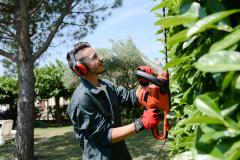 Avec un CESU, le mode de paiement du salaire s’effectue au choix de l’employeur. © ACP Prod Comment faire pour rémunérer votre jardinier en chèque emploi service ?