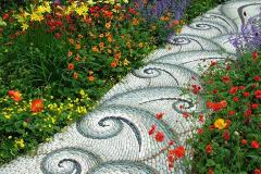 Une vague de fraîcheur sur votre sol. © Judy White Sublimez vos extérieurs avec un parterre de galets colorés