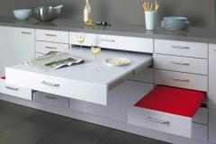 Les tiroirs de ce meuble servent de table et de chaises. © wonderfulengineering.com 12 meubles à posséder chez soi quand on veut gagner de la place