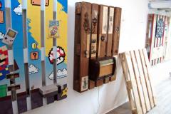 DIY : il transforme des palettes de bois en magnifiques décorations murales
