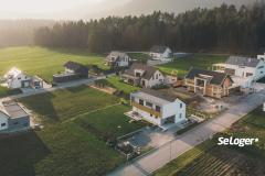 Il existe 2 types de servitude : La servitude légale et la servitude conventionnelle. ©spyderskidoo Le bien immobilier vendu est grevé de servitudes, s’imposent-elles à l’acquéreur ?