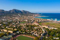 Entre littoral et collines des calanques, le 8e arrondissement marseillais offre un cadre de vie idéal. © Altivue – Shutterstock « Les délais de vente dans le 8e arrondissement de Marseille sont courts »