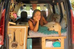 Pour Marina, pas question de faire le tour du monde sans son chien, Odie. © Pam the Van Elle transforme sa camionnette pour parcourir l'Europe avec son chien