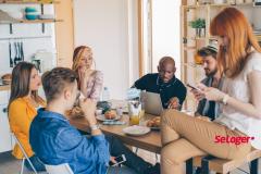 Le bail d'une colocation peut prendre deux formes distinctes : soit il s'agit d'un bail unique ou de plusieurs baux signés par chaque colocataire. © iStock Colocation : quelles sont les règles à connaître avant de s’engager ?