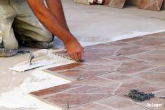 En cas de défaut, vous êtes en droit d'engager la responsabilité du professionnel. © mickyso Un entrepreneur a refait votre carrelage mais celui-ci présente des défauts, que faire ?