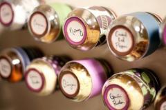 Des pots à épices toujours à portée de main pour pimenter votre cuisine... © oneluckypickle.com 10 astuces de rangement qui simplifient la vie. La 7e est réservée aux vraies filles !