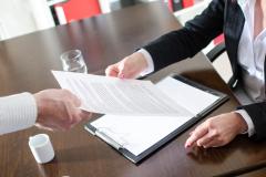 La remise en main propre d’un compromis de vente est-elle possible ?