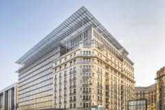 La façade du Siège du Conseil de l'U.E est constituée de plus de 3 000 châssis de fenêtres réemployés. © Philippe SAMYN and PARTNERS architects & engineers, LEAD and DESIGN PARTNERS Le réemploi de matériaux en architecture, quand les déchets valent de l'or !