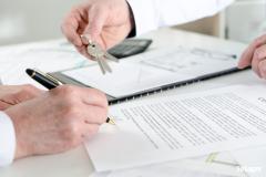 Si votre bail d'habitation ne comporte pas une clause pour réviser votre loyer, votre propriétaire ne peut pas augmenter votre loyer. © thodonal La clause de révision annuelle du loyer est elle obligatoire dans un bail ?