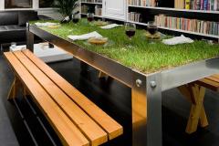 Manger sur une table en pelouse tout en restant dans votre appartement, c'est vos voisins qui vont être verts ! © haikocornelissen 10 objets originaux pour faire entrer la nature dans votre maison