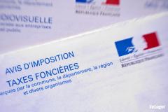 Si la signature de l’acte intervient après réception de l’avis d’imposition, le remboursement peut être demandé le jour même de la signature. ©PNS Qui doit payer la taxe foncière en cas de vente d’un bien immobilier ?