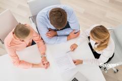 Lorsqu'on vend un bien immobilier, certaines règles doivent être respectées. © Andrey Popov Faut-il informer son assureur lors de la vente d'un bien immobilier ?