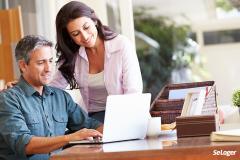 Un couple choisissant son assurance habitation en ligne