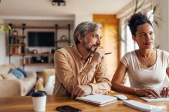 Couple qui reçoit une offre achat