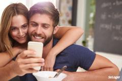 Couple qui envoie un sms pour une offre d'achat